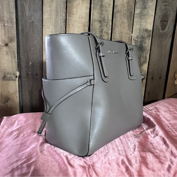 Micheal Kors Voyager Tote Bag - Picture 2 of 13